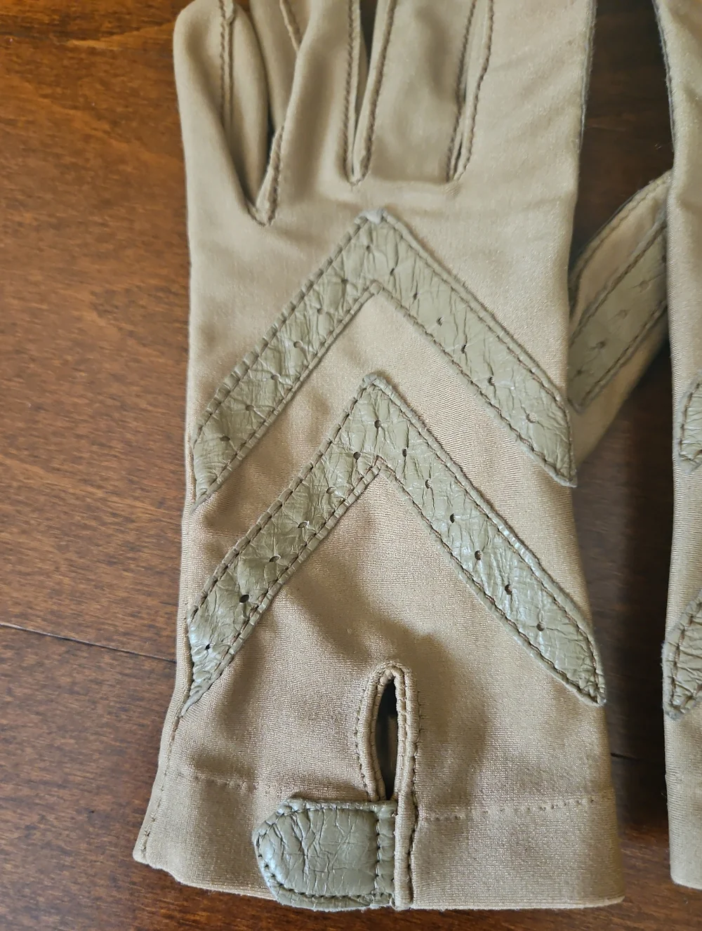 Vintage Isotoner Tan Driving Gloves Stretch Nylon Spandex One Size 9" x 3 ½" - Picture 2 of 9